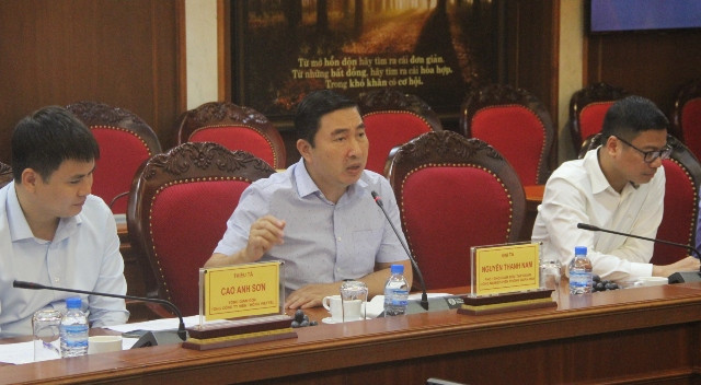 Đại tá Nguyễn Thanh Nam (giữa) trao đổi tại buổi làm việc