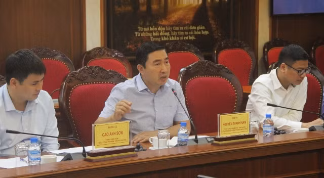 Đại tá Nguyễn Thanh Nam (giữa) trao đổi tại buổi làm việc