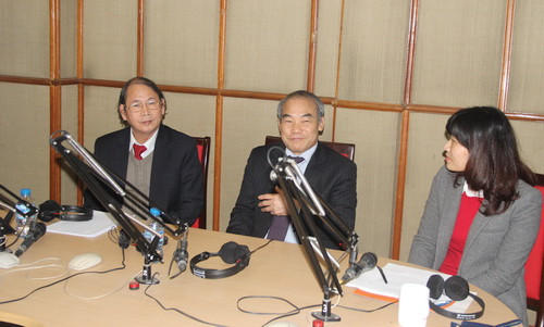 PGS Nguyễn vũ Lương (ngoài cùng bên trái) tham gia một chương trình tọa đàm của Đài Tiếng nói Việt Nam