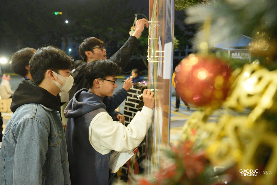 Libreria Project mùa 4 tổ chức tiền sự kiện “Merry On Main” - hội chợ Giáng sinh nhằm gây quỹ quyên góp sách cho các em nhỏ có hoàn cảnh khó khăn. Libreria Project mùa 4 tổ chức tiền sự kiện “Merry On Main” - hội chợ Giáng sinh nhằm gây quỹ quyên góp sách cho các em nhỏ có hoàn cảnh khó khăn.