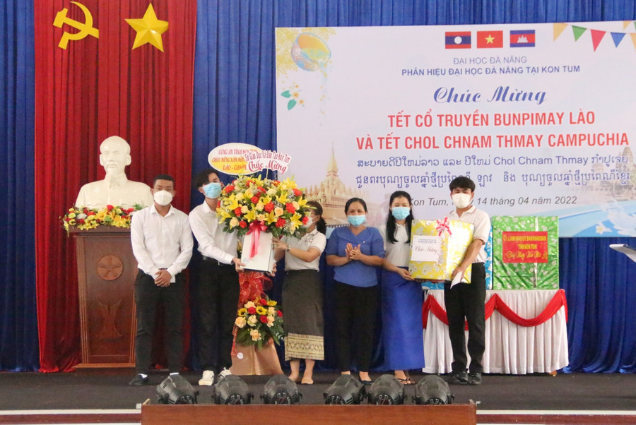 Bà Đinh Thị Lan, Phó giám đốc Sở GD&amp;ĐT Kon Tum (áo xanh) tặng quà và gửi lời chúc mừng năm mới đến các bạn lưu học sinh Lào và Campuchia