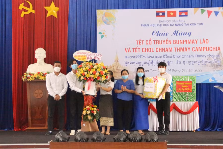 Bà Đinh Thị Lan, Phó giám đốc Sở GD&amp;ĐT Kon Tum (áo xanh) tặng quà và gửi lời chúc mừng năm mới đến các bạn lưu học sinh Lào và Campuchia