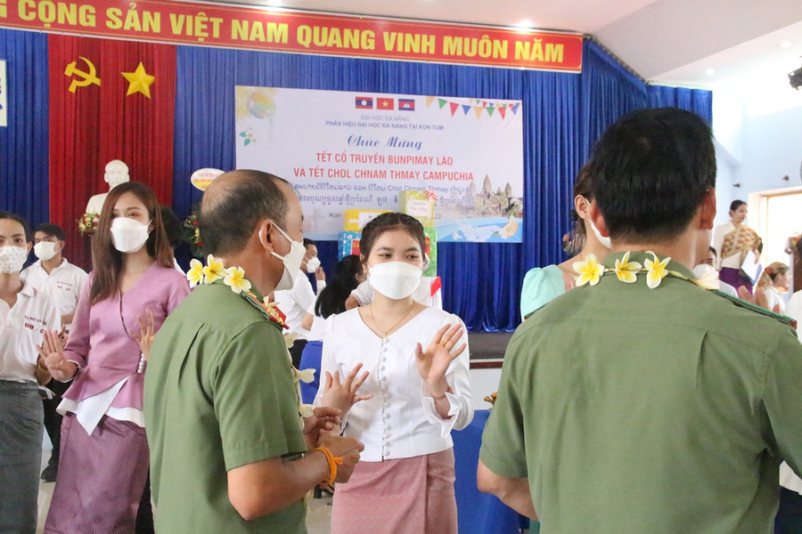 Toàn thể khách mời và lưu học sinh Lào, Campuchia uyển chuyển trong điệu múa Lăm Vông.