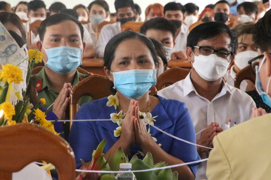 Bà Đinh Thị Lan, Phó giám đốc Sở GD&amp;ĐT Kon Tum tham dự Tết Bunpimay của lưu học sinh Lào.