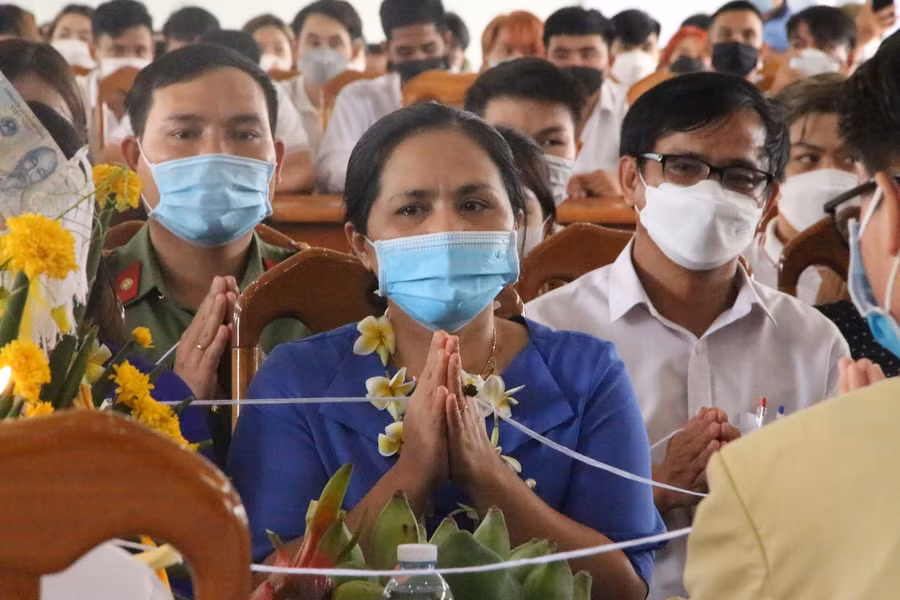 Bà Đinh Thị Lan, Phó giám đốc Sở GD&amp;ĐT Kon Tum tham dự Tết Bunpimay của lưu học sinh Lào.