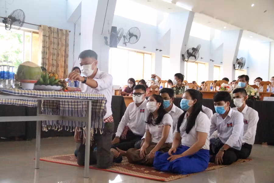 Vào ngày Tết, người dân Campuchia nghỉ ngơi, hỏi thăm và chúc phúc lẫn nhau. Mọi người tin rằng mỗi năm sẽ có một vị thần trên trời gọi là Têvôđa được phái xuống để chăm lo đời sống người dân. Vì vậy, đêm giao thừa người dân làm mâm cỗ, đốt đèn, thắp hương cúng tiễn đưa vị thần Têvôđa cũ để đón thần Têvôđa mới.