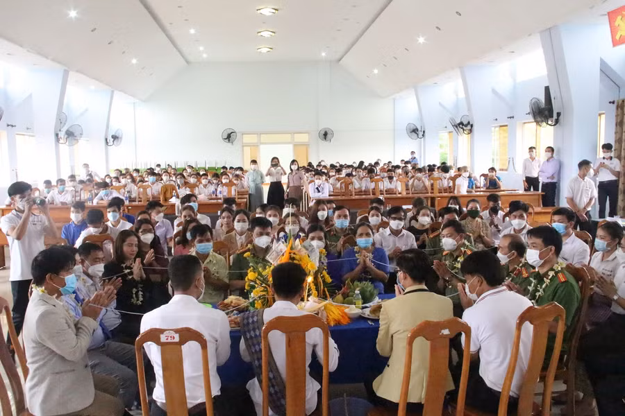 Năm học 2021-2022, Phân Hiệu Đại học Đà Nẵng có 177 lưu học sinh. Trong đó 17 lưu học sinh Campuchia và 160 lưu học sinh Lào.