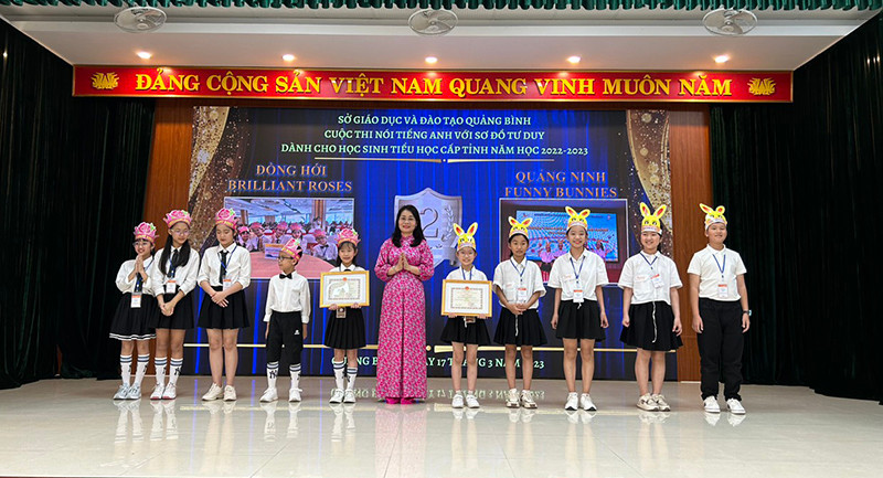 Trao giải Nhì cho 2 đội Đồng Hới và Quảng Ninh.