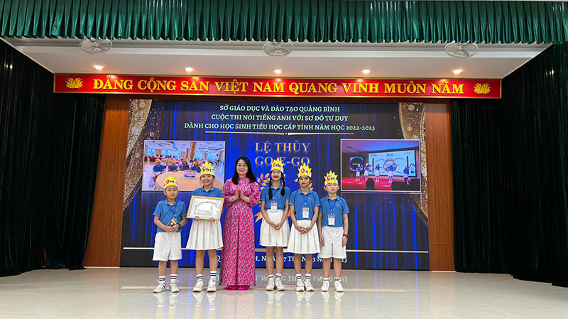 Ban tổ chức trao giải cho đội đạt giải Nhất.