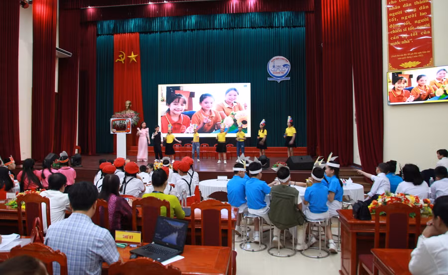 Học sinh sẽ tranh tài 3 nội dung: khởi động, trả lời câu hỏi tiếng Anh, hùng biện tiếng Anh theo chủ đề.