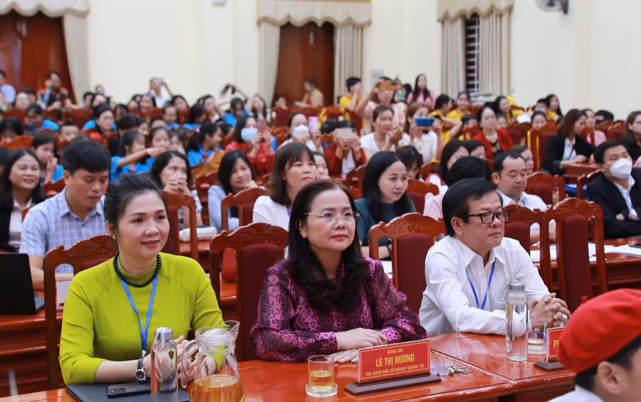 Lãnh đạo Sở GD&amp;ĐT Quảng Trị tham dự và chỉ đạo hội thi tiếng Anh.