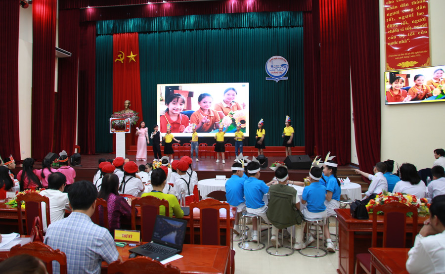 Học sinh sẽ tranh tài 3 nội dung: khởi động, trả lời câu hỏi tiếng Anh, hùng biện tiếng Anh theo chủ đề. Học sinh sẽ tranh tài 3 nội dung: khởi động, trả lời câu hỏi tiếng Anh, hùng biện tiếng Anh theo chủ đề.