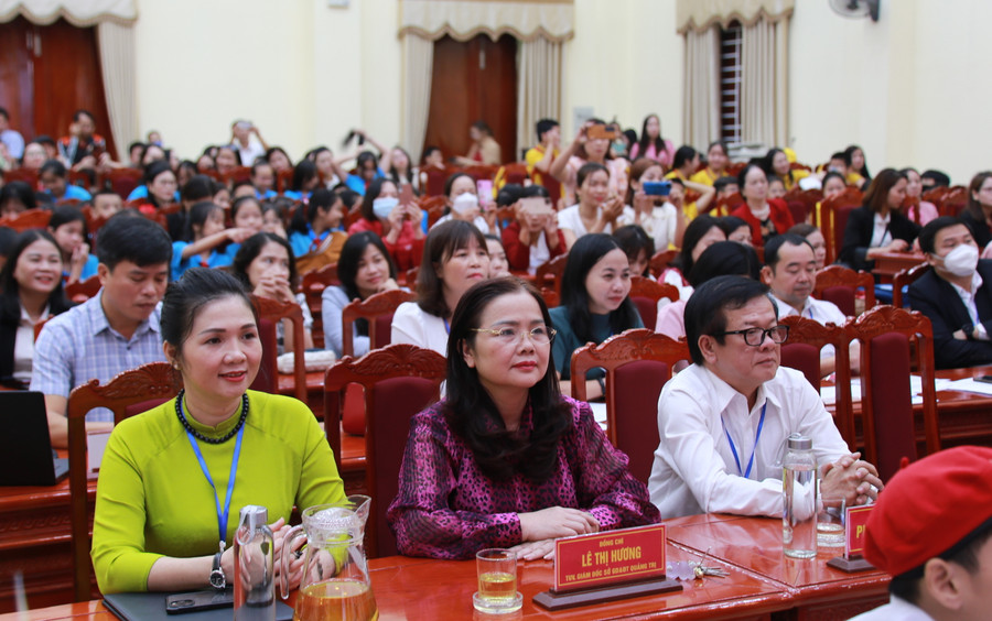 Lãnh đạo Sở GD&ĐT Quảng Trị tham dự và chỉ đạo hội thi tiếng Anh. Lãnh đạo Sở GD&ĐT Quảng Trị tham dự và chỉ đạo hội thi tiếng Anh.