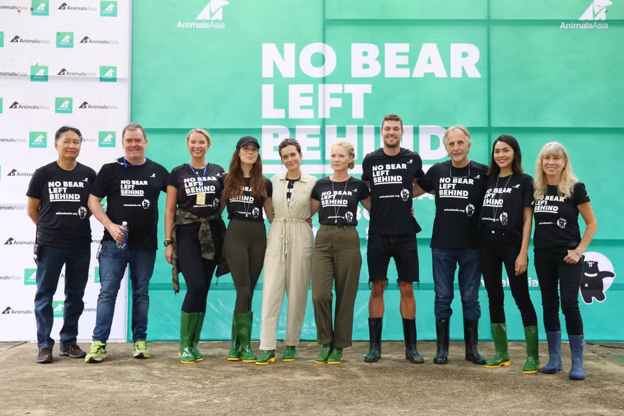 Diễn viên người Mỹ Tara Buck; nữ diễn viên, nhạc sĩ, nhà từ thiện, nhà sản xuất và cựu người mẫu thời trang người Mỹ Torrey Devitto; nữ diễn viên truyền hình Mỹ Marina Squerciati; ngôi sao truyền hình Úc Josh Packham và nữ diễn viên, người mẫu, doanh nhân Tăng Thanh Hà đã có mặt tại Trung tâm cứu hộ gấu Việt Nam.