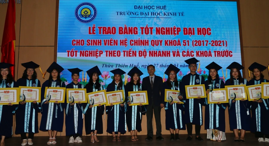 PGS.TS Trần Văn Hòa - Hiệu trưởng Trường Đại học Kinh tế tặng bằng khen cho các tân cử nhân có thành tích học tập xuất sắc