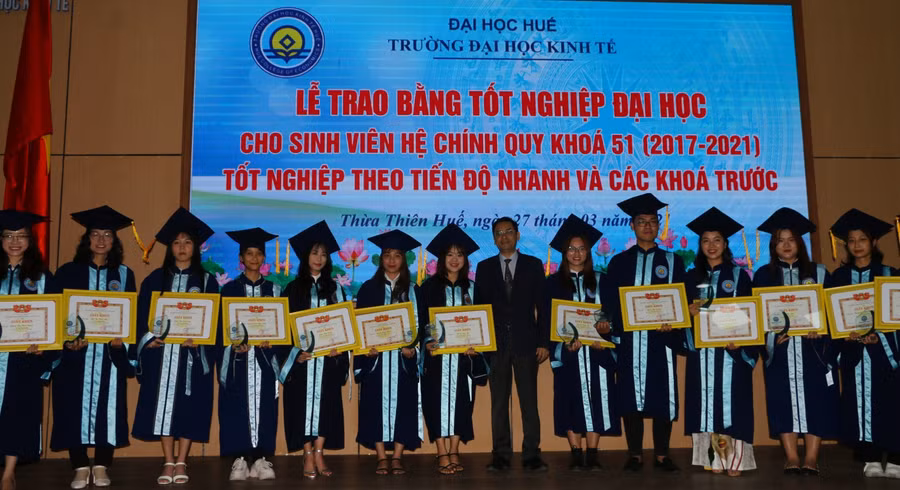 PGS.TS Trần Văn Hòa - Hiệu trưởng Trường Đại học Kinh tế tặng bằng khen cho các tân cử nhân có thành tích học tập xuất sắc