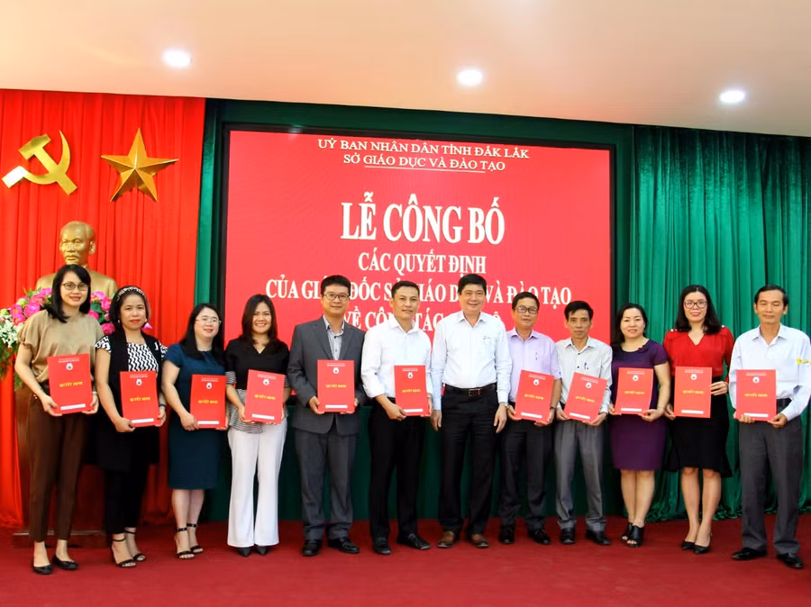 Giám đốc Sở GD-ĐT Phạm Đăng Khoa trao các Quyết định sáp nhập, đổi tên các phòng CMNV và phân công công tác đối với công chức