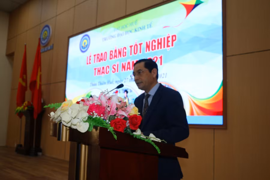 PGS.TS Trần Văn Hòa - Hiệu trưởng Trường Đại học Kinh tế phát biểu tại lễ tốt nghiệp