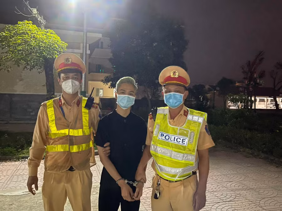 Đối tượng Vinh bị cơ quan chức năng bắt giữ trong lúc lẩn trốn.