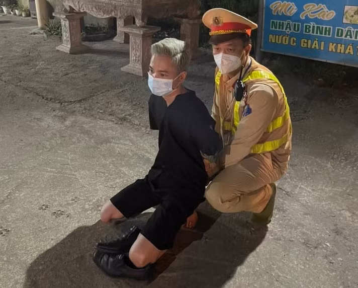 Lực lượng CSGT Công an tỉnh Quảng Bình khống chế đối tượng.