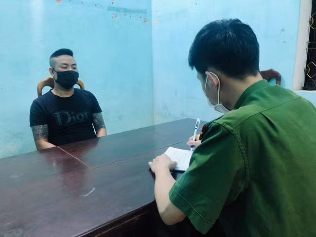 Đối tượng Trần Sỹ Quang tại cơ quan công an.