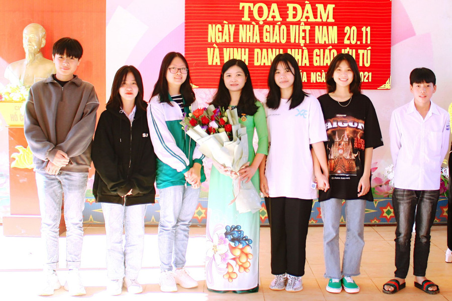 Cô Phương và học trò.