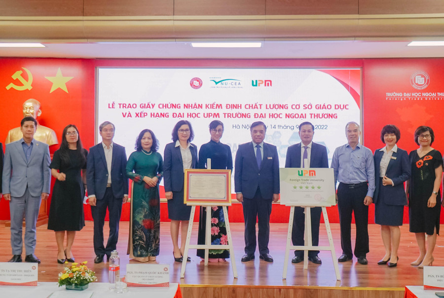 Trao giấy chứng nhận kiểm định chất lượng Cơ sở giáo dục (chu kỳ 2) và chứng nhận xếp hạng Đại học UPM 5 sao cho tập thể lãnh đạo Nhà trường.