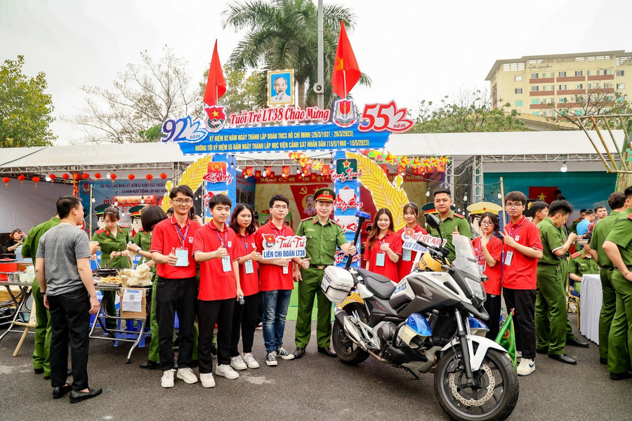 Tham gia hội trại năm nay có 20 gian trại đến từ các lớp các đơn vị khác nhau trong và ngoài học viện. Các gian trại đều được thầy và trò của học viện dành rất nhiều thời gian, tâm huyết, đầu tư công phu. Tham gia hội trại năm nay có 20 gian trại đến từ các lớp các đơn vị khác nhau trong và ngoài học viện. Các gian trại đều được thầy và trò của học viện dành rất nhiều thời gian, tâm huyết, đầu tư công phu.