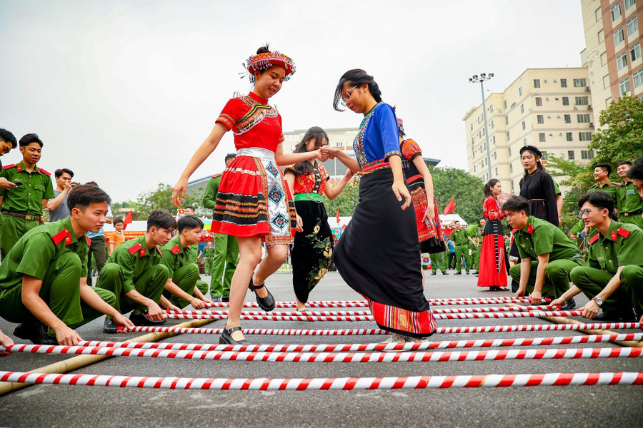 Hội trại “ Tiếp lửa truyền thống” năm nay chính là sân chơi thiết thực, lành mạnh giúp sinh viên học viện phát huy hết sức trẻ và tài năng của mình. Đồng thời đây cũng là cơ hội giúp các đoàn viên ôn lại lịch sử tìm hiểu về những tấm gương đoàn viên thanh niên ưu tú trong hai cuộc kháng chiến chống thực dân Pháp và đế quốc Mĩ; cũng như quá trình 55 năm xây dựng và phát triển của Học viện CSND. Hội trại “ Tiếp lửa truyền thống” năm nay chính là sân chơi thiết thực, lành mạnh giúp sinh viên học viện phát huy hết sức trẻ và tài năng của mình. Đồng thời đây cũng là cơ hội giúp các đoàn viên ôn lại lịch sử tìm hiểu về những tấm gương đoàn viên thanh niên ưu tú trong hai cuộc kháng chiến chống thực dân Pháp và đế quốc Mĩ; cũng như quá trình 55 năm xây dựng và phát triển của Học viện CSND.