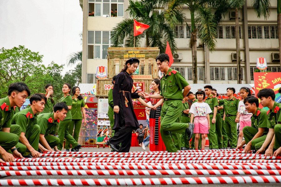 Hội trại “ Tiếp lửa truyền thống” năm nay chính là sân chơi thiết thực, lành mạnh giúp sinh viên học viện phát huy hết sức trẻ và tài năng của mình. Đồng thời đây cũng là cơ hội giúp các đoàn viên ôn lại lịch sử tìm hiểu về những tấm gương đoàn viên thanh niên ưu tú trong hai cuộc kháng chiến chống thực dân Pháp và đế quốc Mĩ; cũng như quá trình 55 năm xây dựng và phát triển của Học viện CSND. Hội trại “ Tiếp lửa truyền thống” năm nay chính là sân chơi thiết thực, lành mạnh giúp sinh viên học viện phát huy hết sức trẻ và tài năng của mình. Đồng thời đây cũng là cơ hội giúp các đoàn viên ôn lại lịch sử tìm hiểu về những tấm gương đoàn viên thanh niên ưu tú trong hai cuộc kháng chiến chống thực dân Pháp và đế quốc Mĩ; cũng như quá trình 55 năm xây dựng và phát triển của Học viện CSND.