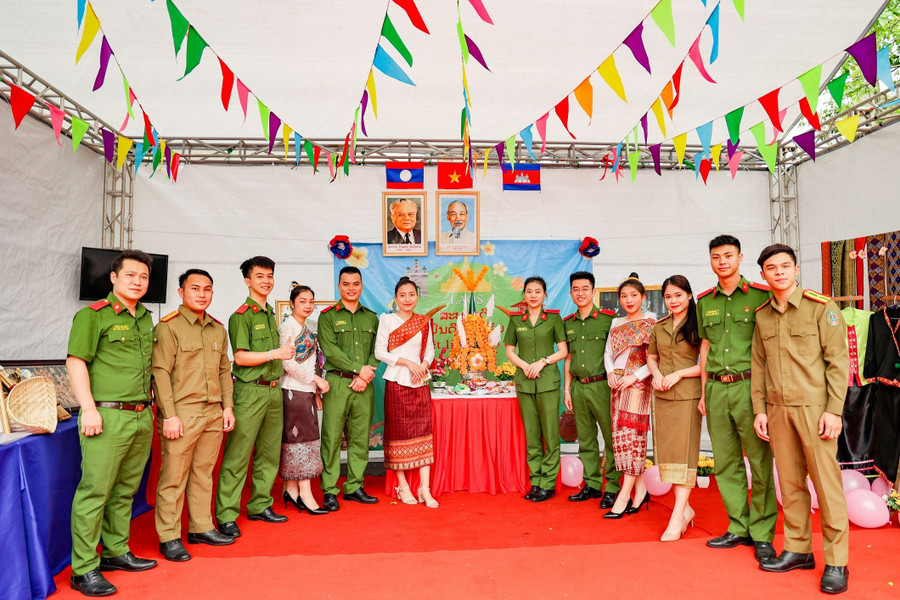 Đặc biệt tại hội trại năm nay có sự tham dự của các sinh viên quốc tế đến từ Lào và Campuchia đang theo học tại trường. Trong ảnh tái hiện phong tục buộc chỉ cổ tay của người dân Lào. Đặc biệt tại hội trại năm nay có sự tham dự của các sinh viên quốc tế đến từ Lào và Campuchia đang theo học tại trường. Trong ảnh tái hiện phong tục buộc chỉ cổ tay của người dân Lào.