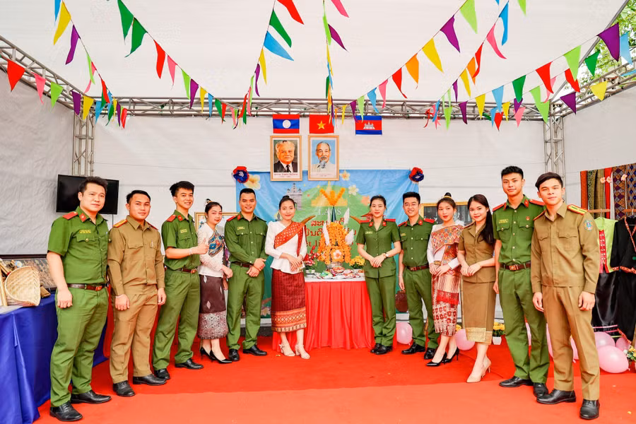 Đặc biệt tại hội trại năm nay có sự tham dự của các sinh viên quốc tế đến từ Lào và Campuchia đang theo học tại trường. Trong ảnh tái hiện phong tục buộc chỉ cổ tay của người dân Lào.