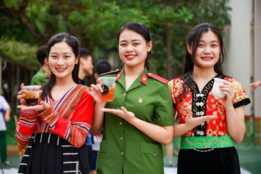Bên cạnh đó hội trại cũng có nhiều hoạt động thú vị khác như: trưng bày gian hàng ẩm thực, giao lưu văn nghệ và đốt lửa trại,.... Mô hình Hội trại năm nay đã kết hợp được nhiều điểm nổi bật giữa truyền thống và hiện đại tạo ra nhiều sân chơi bổ ích cho đoàn viên thanh niên. Bên cạnh đó hội trại cũng có nhiều hoạt động thú vị khác như: trưng bày gian hàng ẩm thực, giao lưu văn nghệ và đốt lửa trại,.... Mô hình Hội trại năm nay đã kết hợp được nhiều điểm nổi bật giữa truyền thống và hiện đại tạo ra nhiều sân chơi bổ ích cho đoàn viên thanh niên.