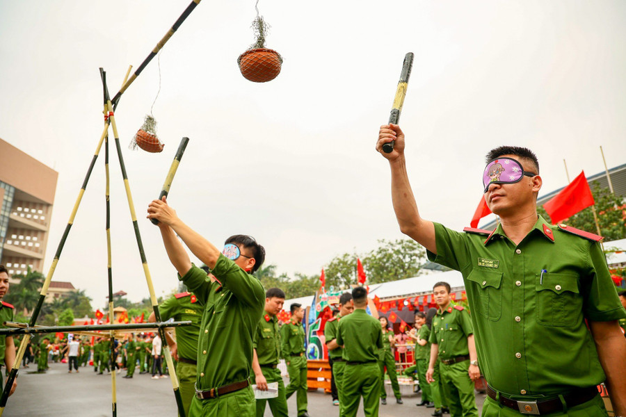Hội trại “ Tiếp lửa truyền thống” năm nay chính là sân chơi thiết thực, lành mạnh giúp sinh viên học viện phát huy hết sức trẻ và tài năng của mình. Đồng thời đây cũng là cơ hội giúp các đoàn viên ôn lại lịch sử tìm hiểu về những tấm gương đoàn viên thanh niên ưu tú trong hai cuộc kháng chiến chống thực dân Pháp và đế quốc Mĩ; cũng như quá trình 55 năm xây dựng và phát triển của Học viện CSND. Hội trại “ Tiếp lửa truyền thống” năm nay chính là sân chơi thiết thực, lành mạnh giúp sinh viên học viện phát huy hết sức trẻ và tài năng của mình. Đồng thời đây cũng là cơ hội giúp các đoàn viên ôn lại lịch sử tìm hiểu về những tấm gương đoàn viên thanh niên ưu tú trong hai cuộc kháng chiến chống thực dân Pháp và đế quốc Mĩ; cũng như quá trình 55 năm xây dựng và phát triển của Học viện CSND.