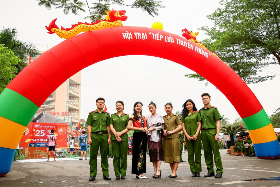 Hội trại thanh niên với chủ đề “Tiếp lửa truyền thống” nhận được sự hưởng ứng rất nhiệt tình của các học viên. Hội trại thanh niên với chủ đề “Tiếp lửa truyền thống” nhận được sự hưởng ứng rất nhiệt tình của các học viên.