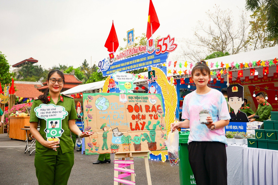 Hội trại “ Tiếp lửa truyền thống” năm nay chính là sân chơi thiết thực, lành mạnh giúp sinh viên học viện phát huy hết sức trẻ và tài năng của mình. Đồng thời đây cũng là cơ hội giúp các đoàn viên ôn lại lịch sử tìm hiểu về những tấm gương đoàn viên thanh niên ưu tú trong hai cuộc kháng chiến chống thực dân Pháp và đế quốc Mĩ; cũng như quá trình 55 năm xây dựng và phát triển của Học viện CSND. Hội trại “ Tiếp lửa truyền thống” năm nay chính là sân chơi thiết thực, lành mạnh giúp sinh viên học viện phát huy hết sức trẻ và tài năng của mình. Đồng thời đây cũng là cơ hội giúp các đoàn viên ôn lại lịch sử tìm hiểu về những tấm gương đoàn viên thanh niên ưu tú trong hai cuộc kháng chiến chống thực dân Pháp và đế quốc Mĩ; cũng như quá trình 55 năm xây dựng và phát triển của Học viện CSND.