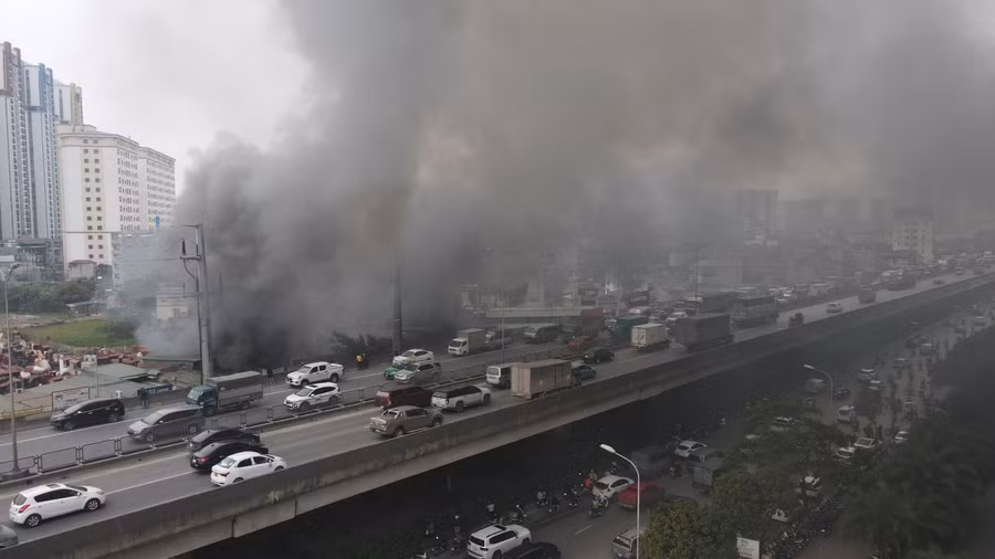 Khói đen của đám cháy tại số 286 Nguyễn Xiển khiến nhiều phương tiện di chuyển trên đường vành đai 3 trên cao bị ảnh hưởng.