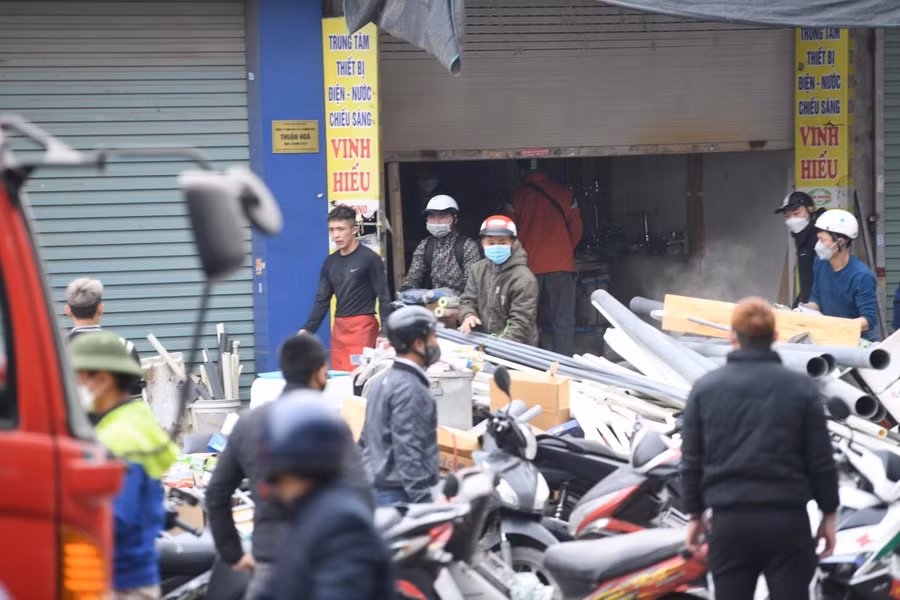 Nhiều người dân đã cùng lực lượng chức năng di chuyển đồ của những nhà bên cạnh đám cháy ra ngoài để tránh cháy lan.