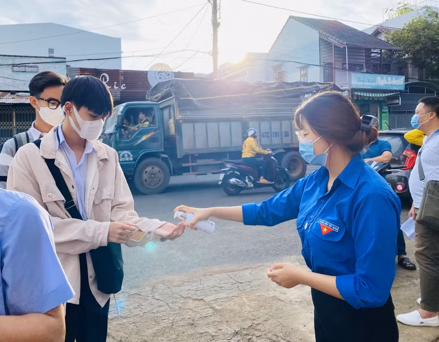 Thí sinh dự thi môn Ngữ văn tại điểm thi THPT Lê Quý Đôn (TP. Buôn Ma Thuột).