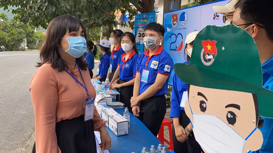 Phó Chủ tịch UBND tỉnh, Trưởng ban Chỉ đạo thi H’ Yim Kđoh động viên đội hình thanh niên tình nguyện tại điểm thi THPT Krông Bông (huyện Krông Bông).