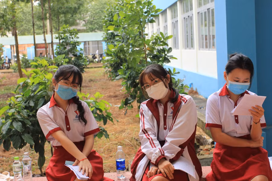 Các thí sinh tại điểm thi THPT chuyên Nguyễn Du (TP. Buôn Ma Thuột) hồ hởi bước vào ngày thi thứ 2.