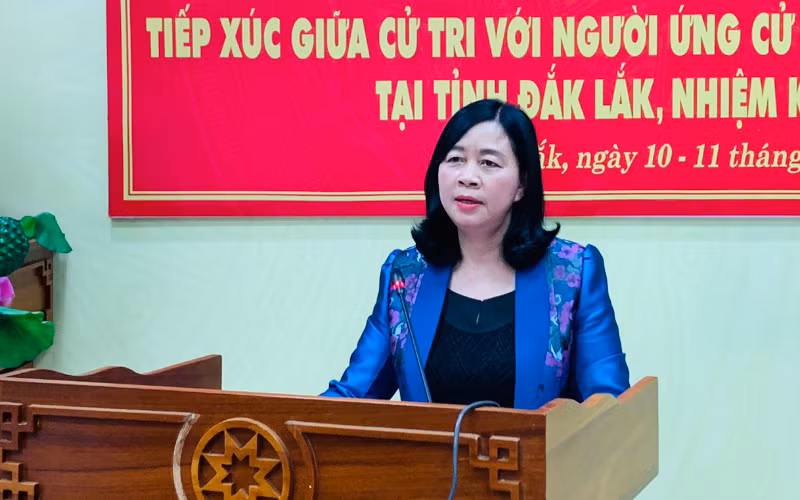 Đồng chí Bùi Thị Minh Hoài, Bí thư Trung ương Đảng, Trưởng Ban Dân vận Trung ương trình bày chương trình hành động của đại biểu Quốc hội.