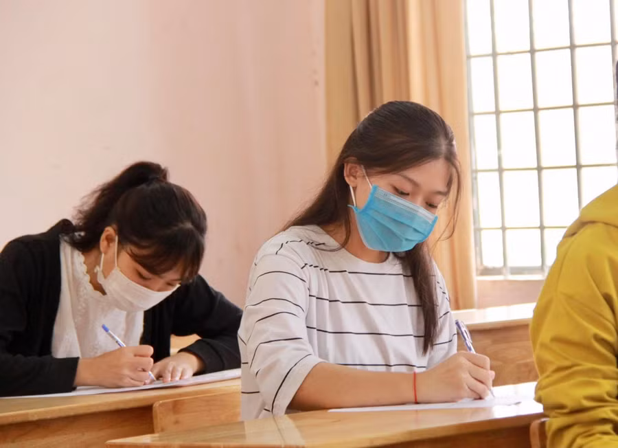 Thí sinh dò lại thông tin trước khi bước vào giờ làm bài thi.