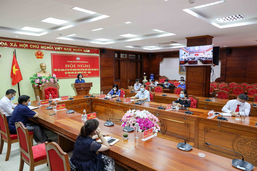 Một buổi tiếp xúc cử tri trực tuyến tại Đắk Lắk Toàn cảnh phòng họp trực tuyến tại UBND tỉnh Đắk Lắk