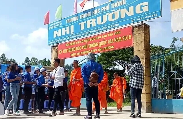 Các tình nguyện viên của Đại học Trà Vinh phát nước cho thí sinh tại cửa trường thi 