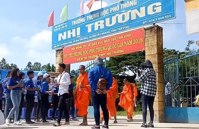 Các tình nguyện viên của Đại học Trà Vinh phát nước cho thí sinh tại cửa trường thi 