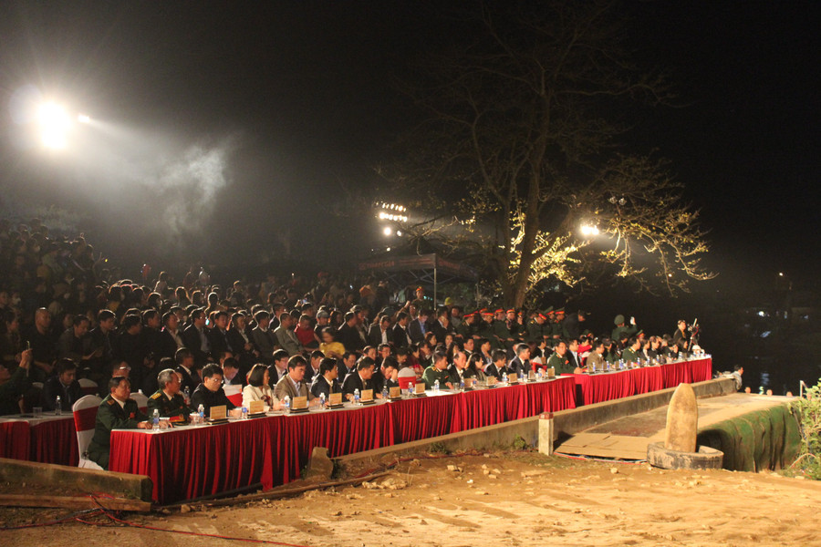 Thượng tướng Trần Quang Phương - Phó Chủ tịch Quốc hội, thân nhân gia đình Trung tướng Đồng Sỹ Nguyên cùng cán bộ và nhân dân tỉnh Quảng Bình dự chương trình.