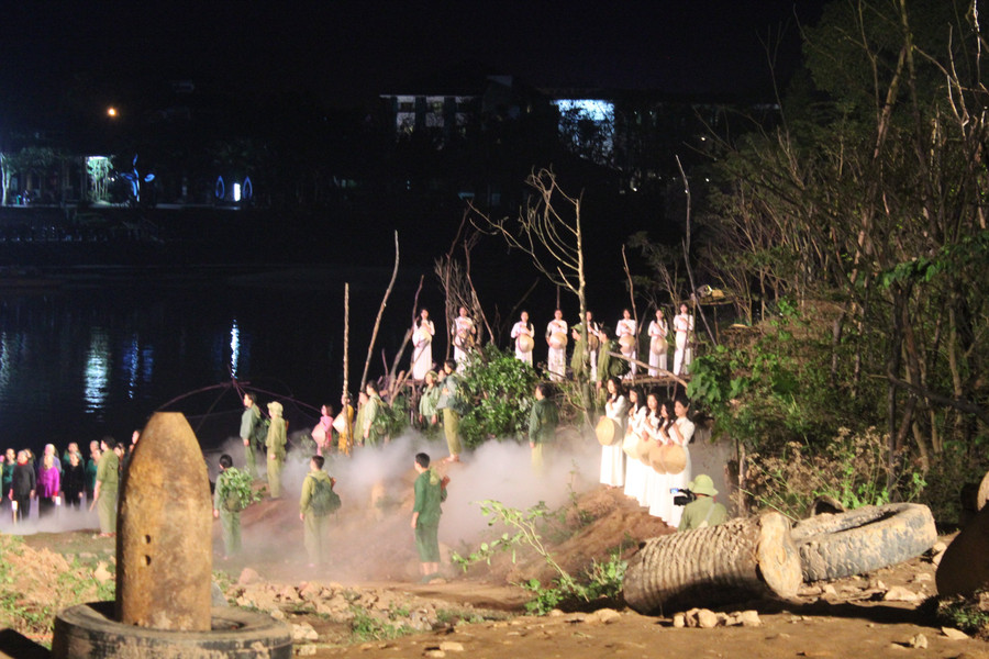 Chương trình có sự tham gia của nhiều diễn viên chuyên nghiệp thuộc các ngành sân khấu, điện ảnh.