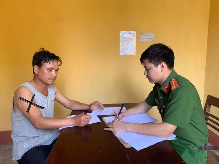 Nguyễn Hoàng Vươn tại cơ quan điều tra. Ảnh: Công an Hà Nam.