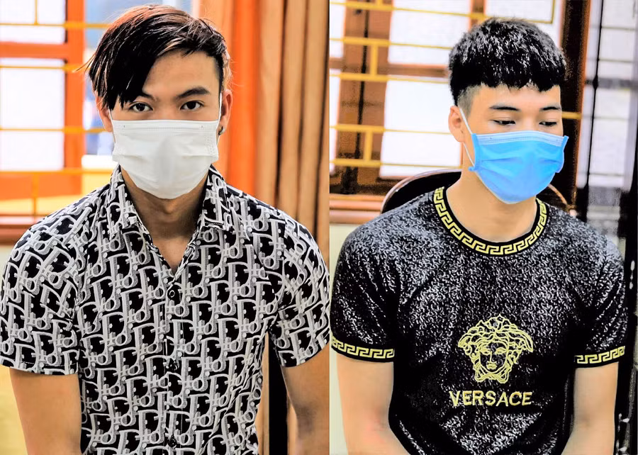 Sầm Văn Cường (trái) và Trương Văn Tiên tại cơ quan điều tra. Ảnh: Công an Hải Dương